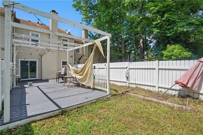 Building Photo - Stylish Townhouse in Prime VA Beach Location!