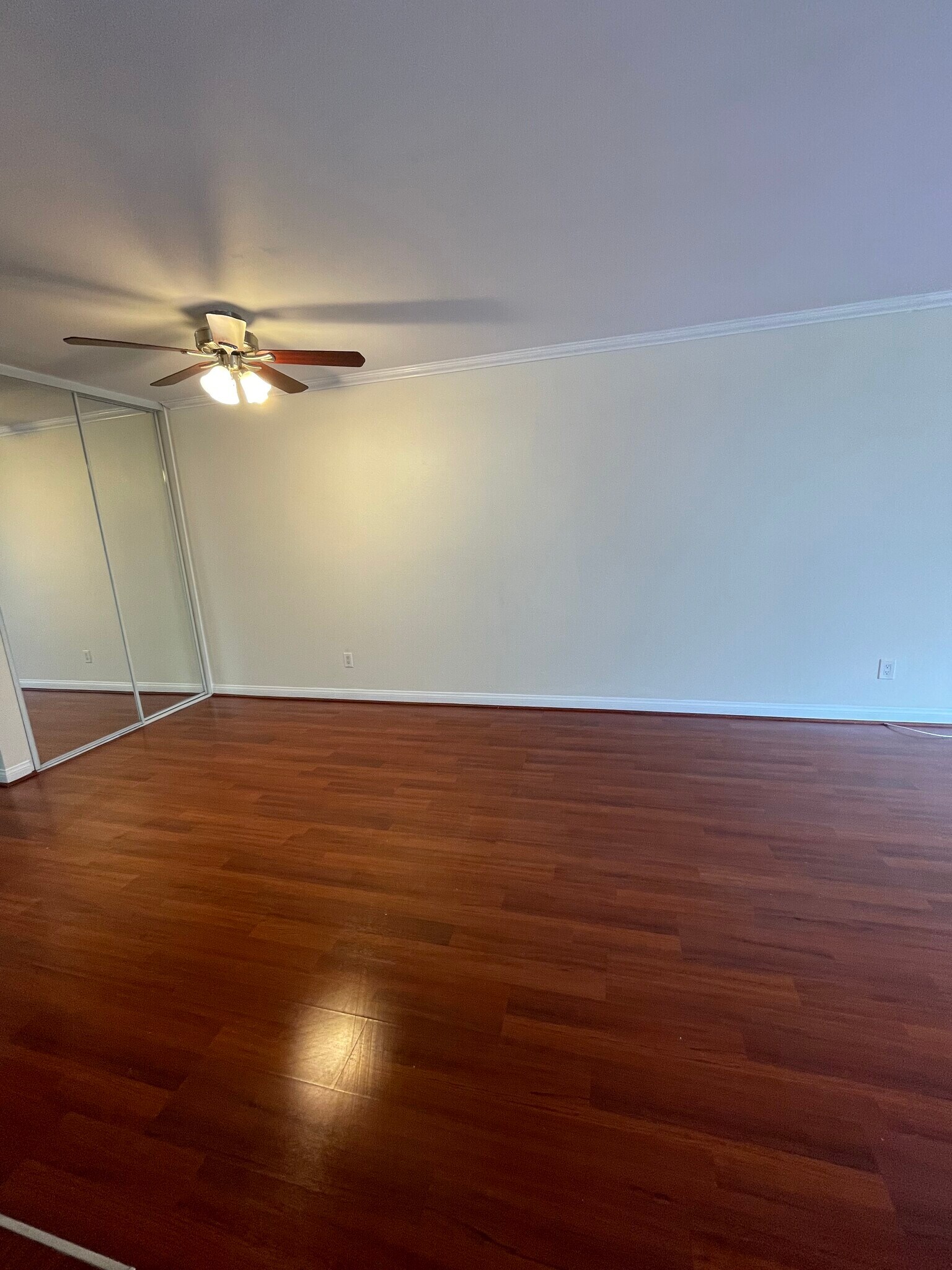 Dining area - 5500 Owensmouth Ave