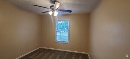 Building Photo - Available now 3 bed/2bath ranch Fenced in ...
