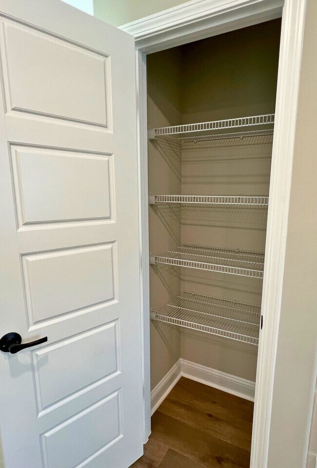 Building Photo - 3/2 fenced in yard & access to amenities!!