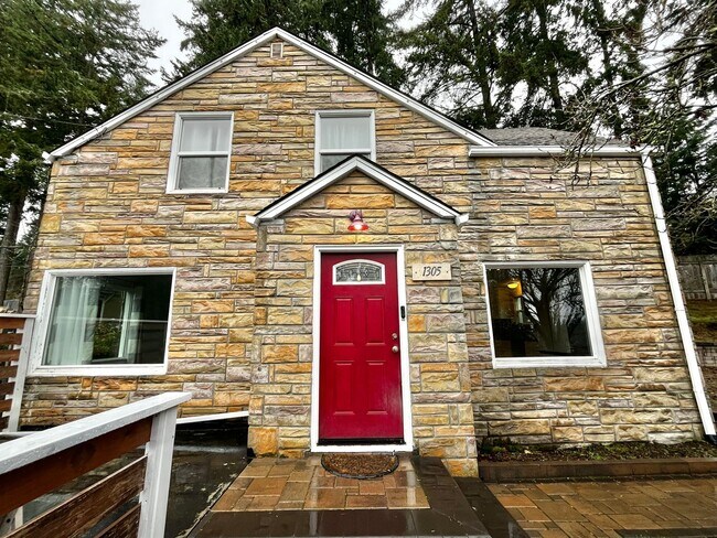 Building Photo - Cozy Bremerton Home on Large Corner Lot