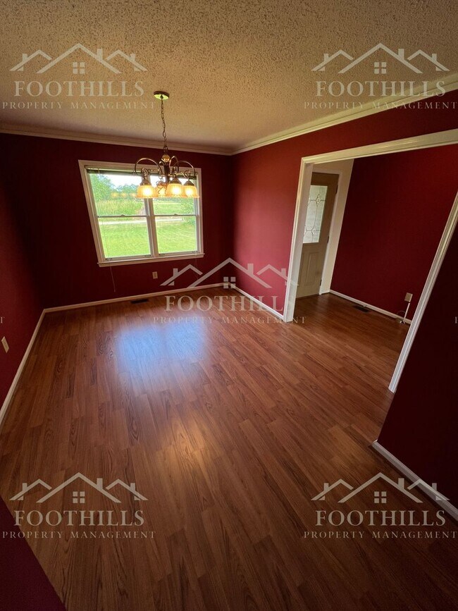 Building Photo - Peaceful Country Living with Stunning View...
