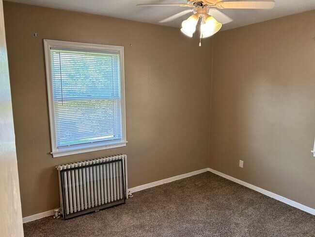 Building Photo - Upper level 1 Bedroom in W St Paul!! Move ...