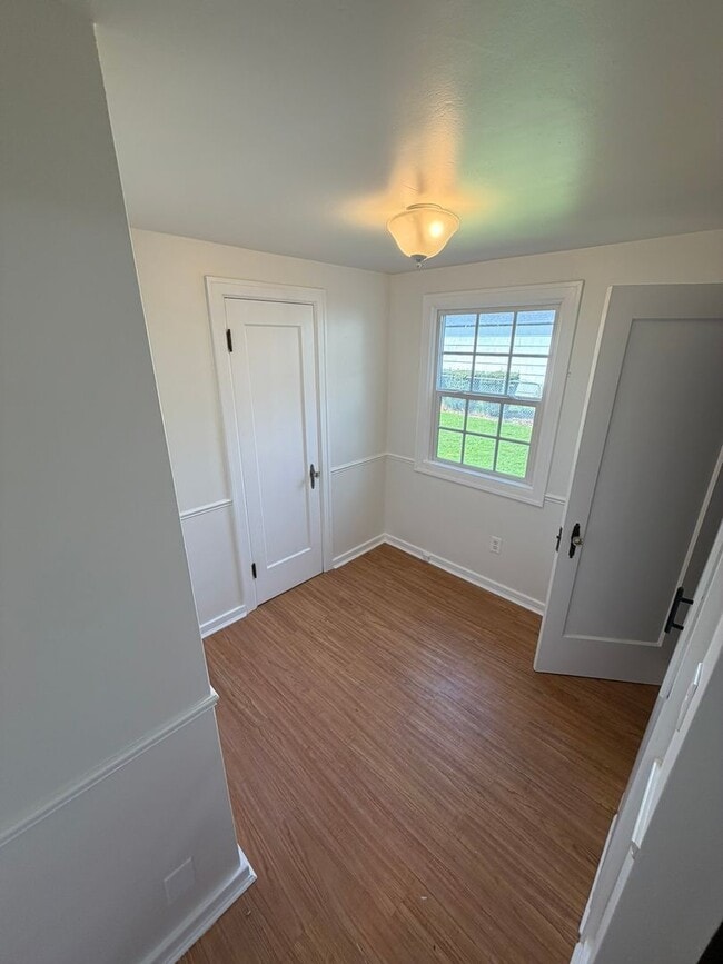 Building Photo - Charming 3 Bedroom with a Large Fenced Yard!