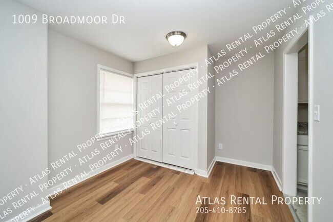 Building Photo - 1009 Broadmoor Dr