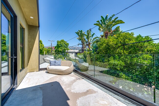 Building Photo - 370 N San Vicente Blvd