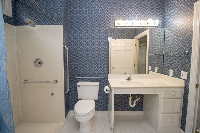 Building Photo - 2220 Montclair Dr