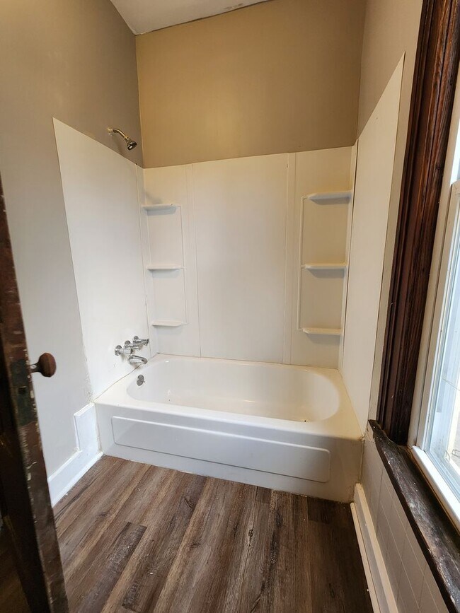 Building Photo - 94 Sobieski St