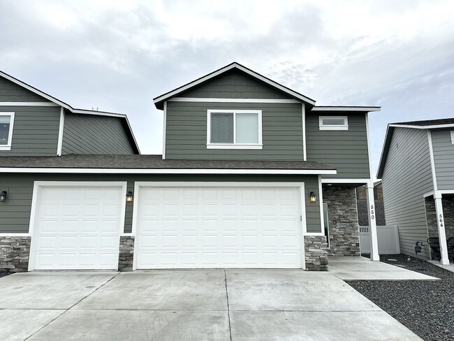 Primary Photo - Home In West Richland for Lease!