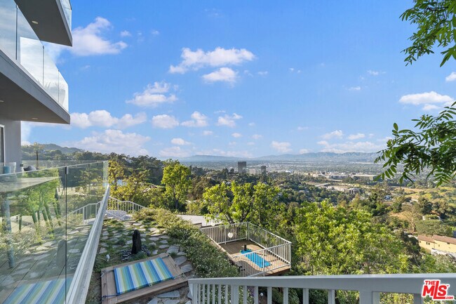 Building Photo - 7191 Pacific View Dr