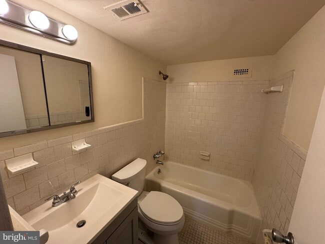 Building Photo - 5801 Quantrell Ave