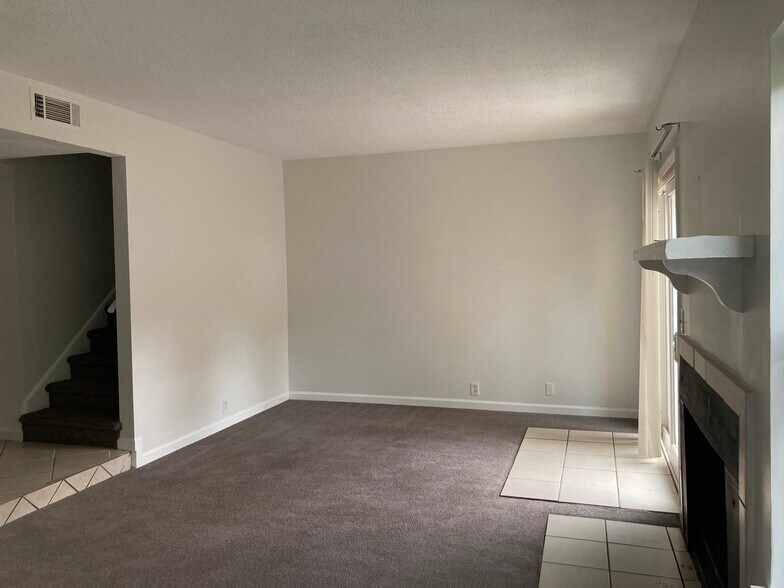 Building Photo - 2022 Oak Park Ln