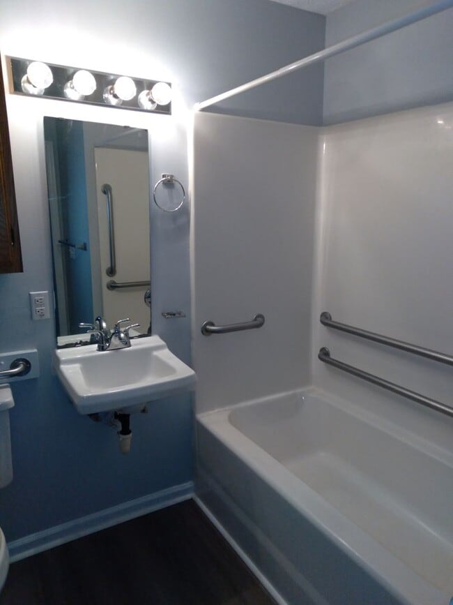 Building Photo - 2 Bedroom, 1 bath apartment - Downstairs U...