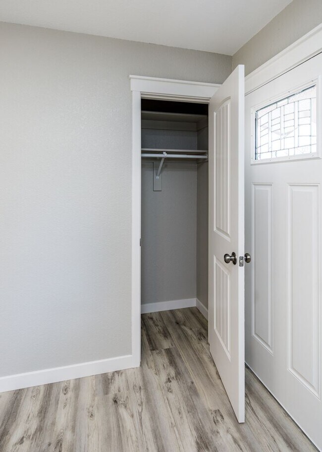 Building Photo - Newly Remodeled 5 Bed Home with Huge Yard