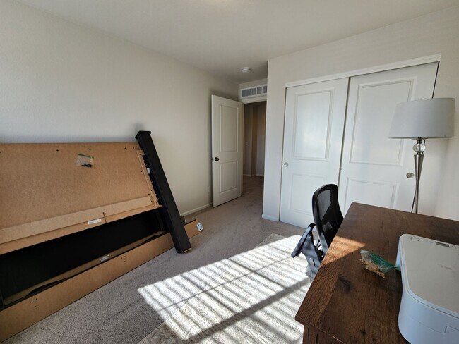 Building Photo - Beautiful, Modern 3 Bed 3 Bath Home in Ban...