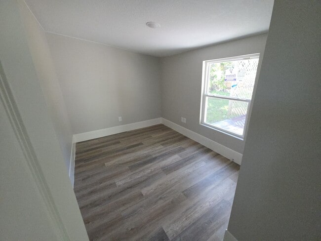 Building Photo - 417 Dove Ave