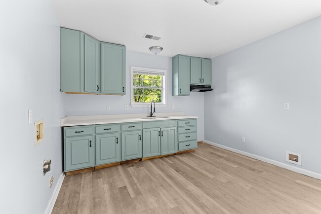 Building Photo - Stylish & Newly Renovated 3 Bedroom 2 Bath...