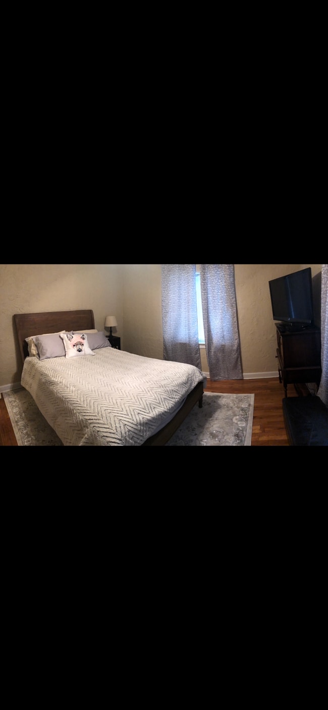 Master with queen bed. - 2625 Shafor Blvd