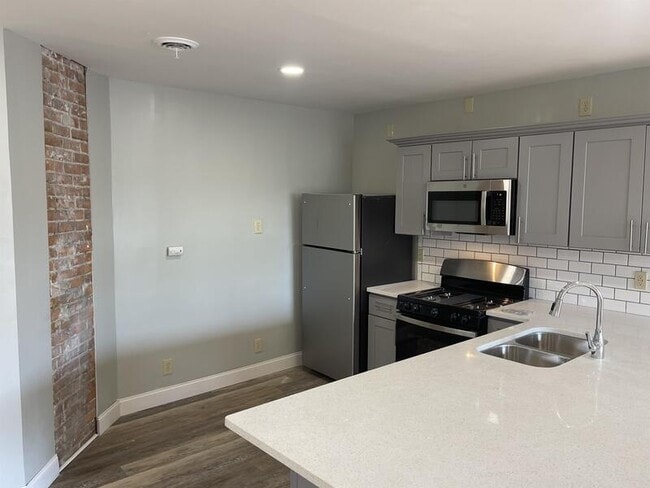 Building Photo - 515 Plymouth Avenue - 2