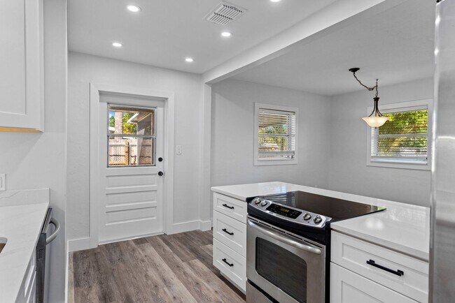 Building Photo - SFH Fort Myers 1561