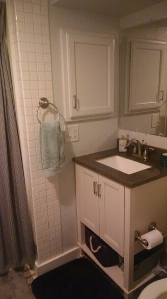 Bath - 200 W Irvington Pl