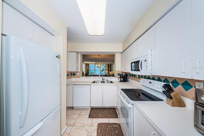 Building Photo - 6105 Bahia Del Mar Cir N