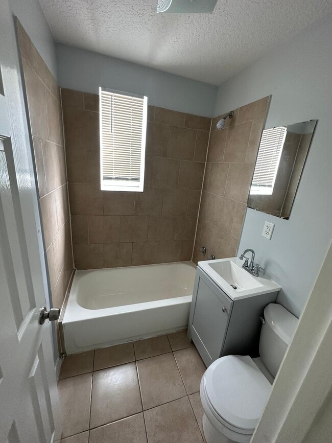 Building Photo - 1579 W 23rd St