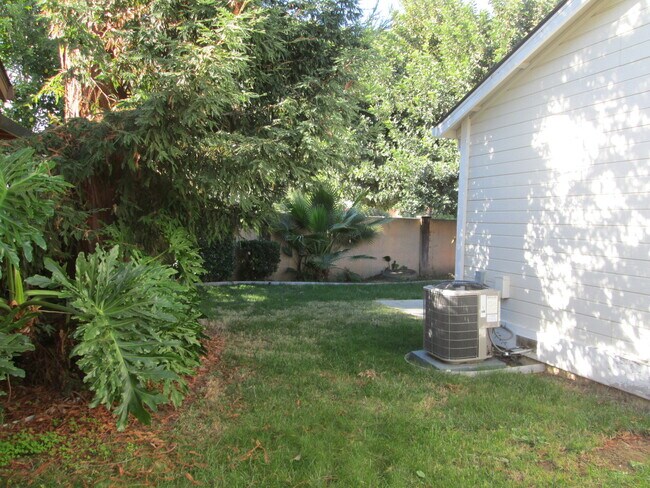 Building Photo - Cozy Living in the Heart of Brentwood