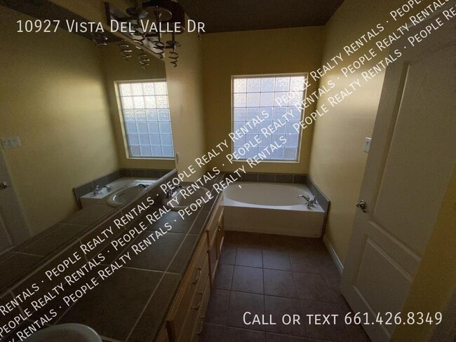 Building Photo - 10927 Vista Del Valle Dr