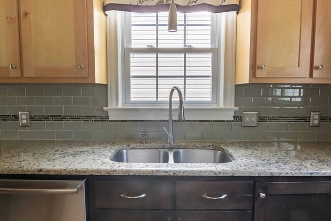 Building Photo - Gorgeous 3 Bedroom 2 Bath in Popular Parki...