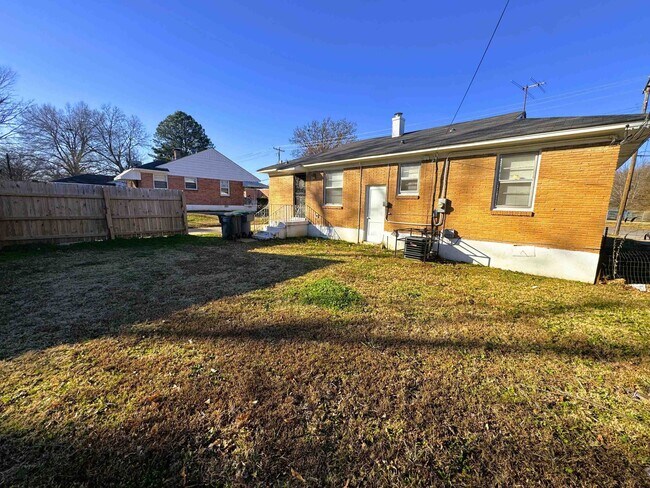 Building Photo - 830 Stratford Rd