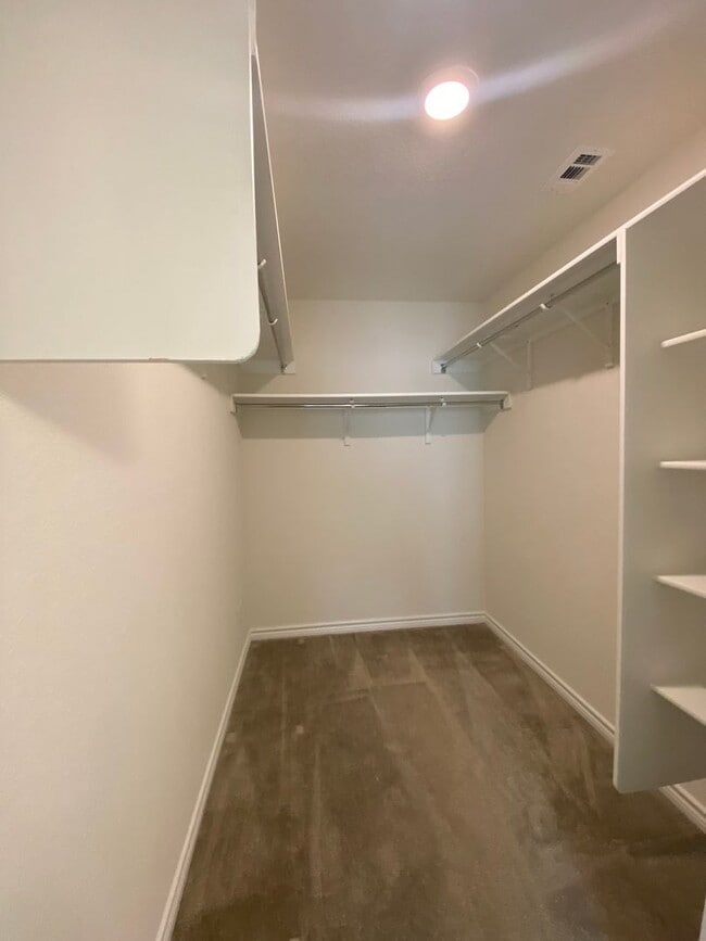 Building Photo - EDGEBROOK