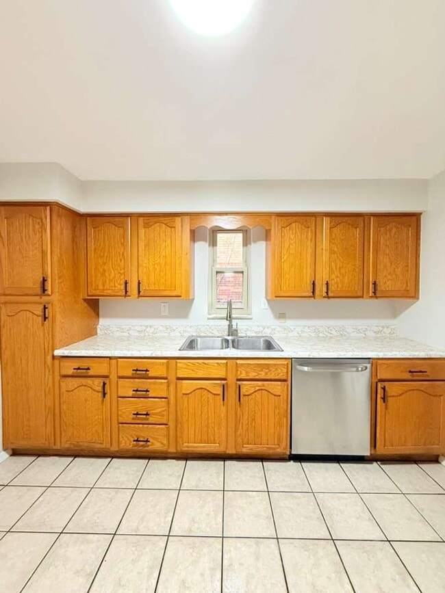 Building Photo - Updated 3BD 2BA Apartment Located in a Great Area!!