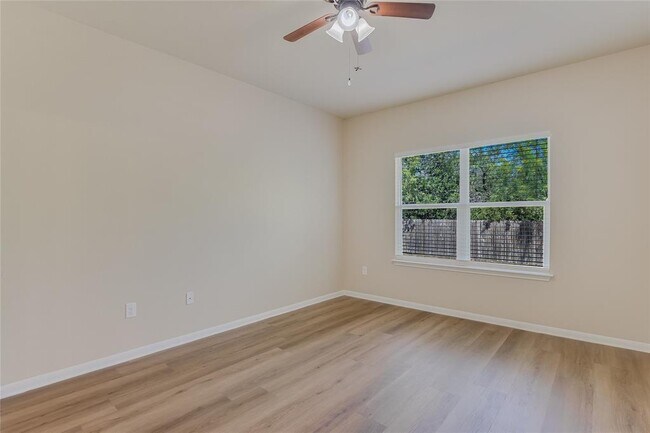 Building Photo - 604 Red Tails Dr
