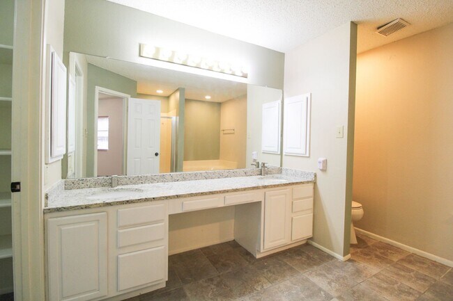 Building Photo - 14018 N Hills Village Dr