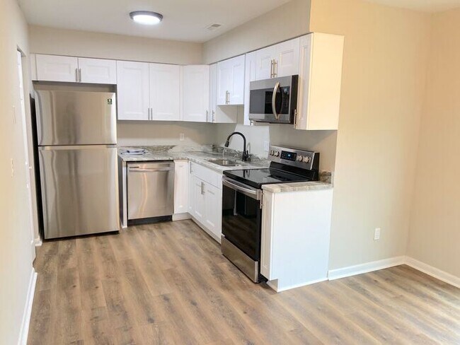 Building Photo - STUNNING 3 BEDROOM END UNIT TOWNHOUSE just off gate of Little Creek!!