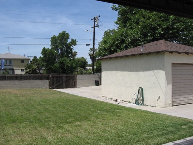 Building Photo - Burbank 2+1 w/large backyard + ample parking!