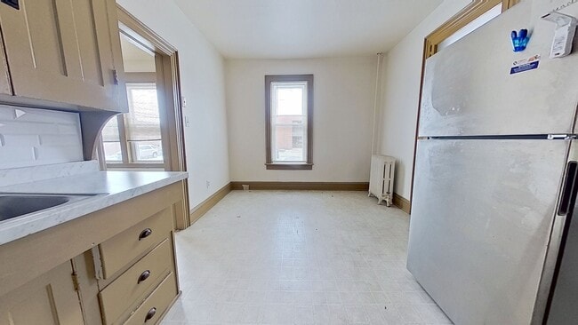 Building Photo - Spacious 3 Bedroom Duplex