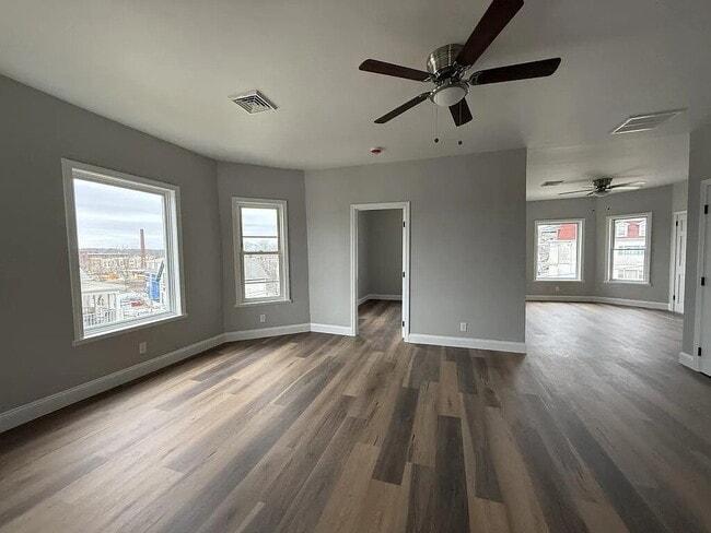 Building Photo - This stunning apartment on the 3rd floor boasts 3 bedrooms, 1 bathroom.