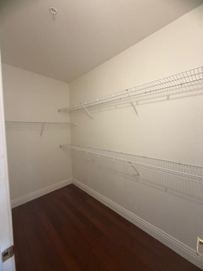 Building Photo - COZY 1 BED CONDO FEATURING A DETACHED 1 CAR GARAGE