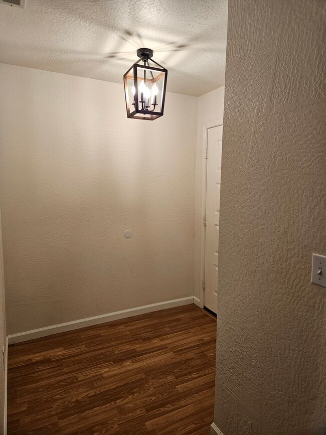 Building Photo - Turnkey Townhome