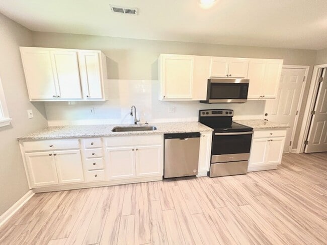 Building Photo - Charming 2 Bedroom Home in North Huntsvill...