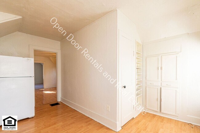 Building Photo - 608 Anderson Ave