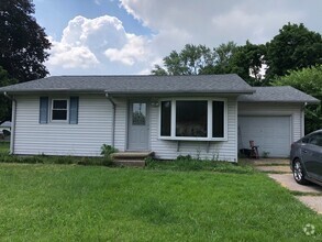 Building Photo - Check out this Great Neighborhood in Moline!