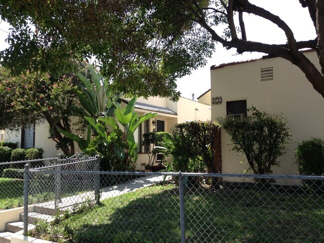 Building Photo - 417 E Elmwood Ave