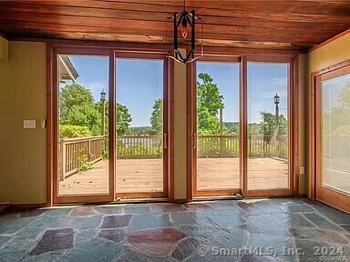 Building Photo - 5 Candlewood Acres Rd