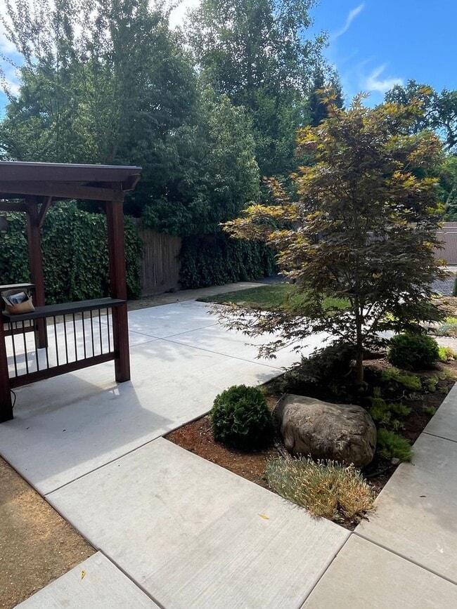 Building Photo - 1129 Stewart Ave