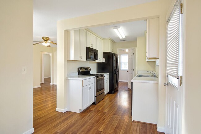 Building Photo - 3 bedroom 1 bath house in Midtown availabl...
