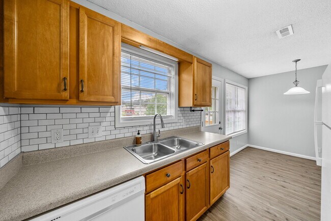Building Photo - 402 Faulkner Dr