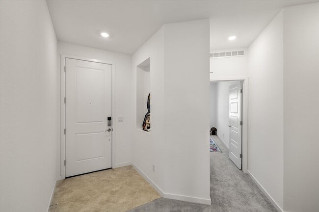Building Photo - Spacious 3-Bed, 2-Bath Home with 2-Car Gar...